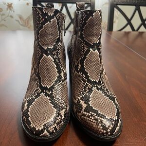 Blondo Alvina Waterproof Snakeskin Embossed Leather Ankle Boots. Size 9.